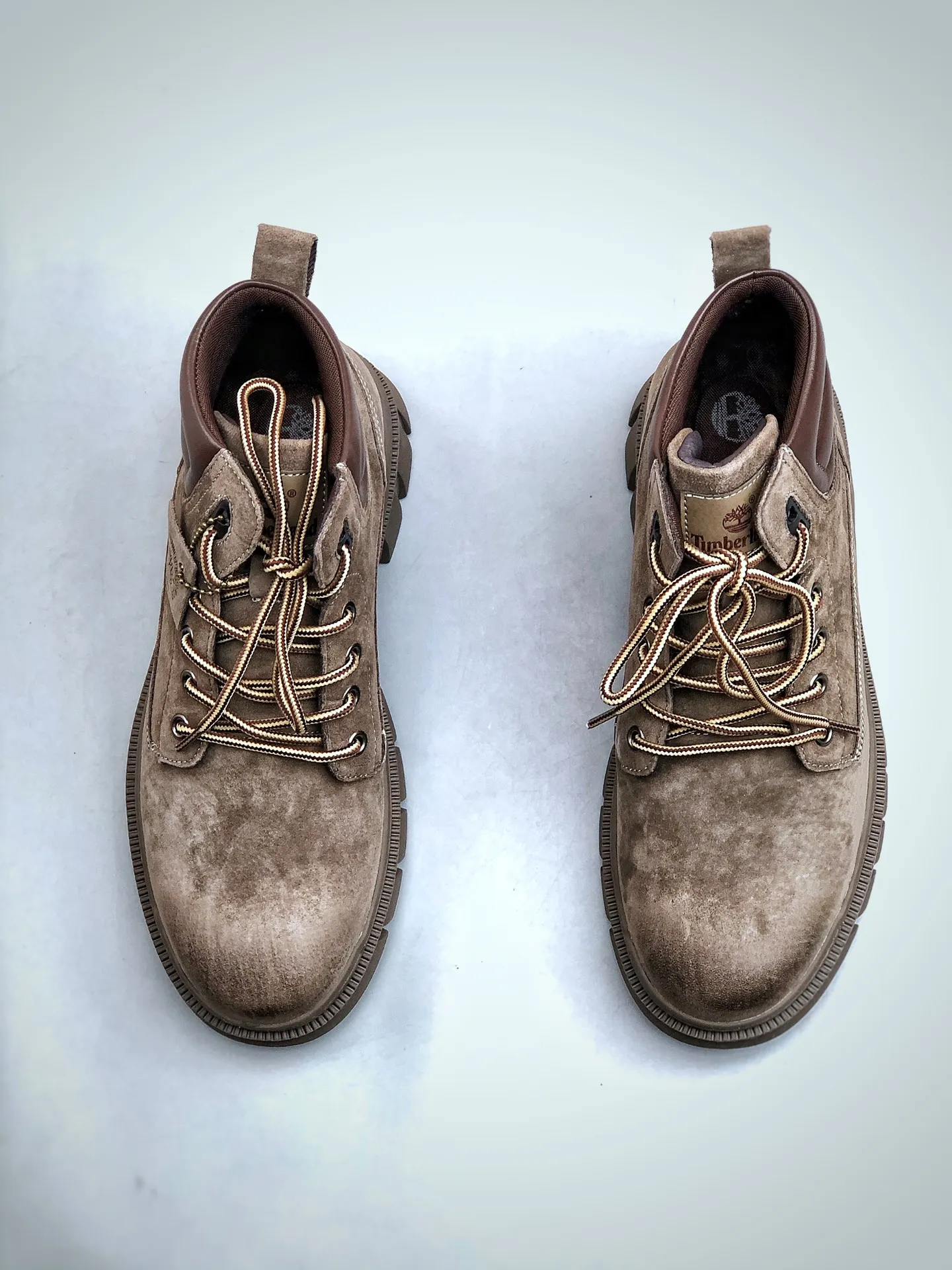 Pick up locally 💰560 Support store Timberland outdoor mid-cut casual rhubarb boots Guangdong factory quality Original box original packaging The fabric is made of Italian 🇮🇹 top-grade frosted fine-grained cowhide. It is paired with anti-odor and anti-corrosion genuine leather latex insoles to give you a perfect wearing experience. High-quality and durable, a must-have for sportsmen. Specially designed to treat handsome men. High-quality and first-class foot feel. Size: 39 40 41 42 43 44 (leather shoe size)